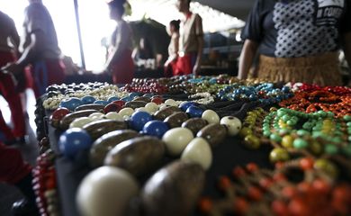 Brasília - Feira de artesanato durante a abertura da Semana do Índio, no Ministério da Justiça (Marcelo Camargo/Agência Brasil)
