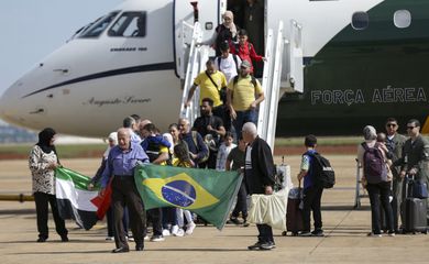 Brasília (DF), 02/11/2023 - Brasileiros e familiares resgatados na Cisjordânia chegam a Brasília em voo da Força Aérea Brasileira. Foto: Marcelo Camargo/Agência Brasil