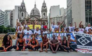 Rio de Janeiro - Mães e familiares de jovens negros mortos por policiais protestam contra a violência com ativistas da Anistia Internacional em frente à Igreja da Candelária (Fernando Frazão/Agência Brasil)