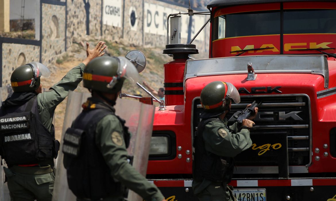 
Parlamentares membros da Assembléia Nacional da Venezuela e partidários do líder da oposição venezuelana, Juan Guaido, entram em choque com as forças de segurança enquanto bloqueiam a estrada nos arredores de Mariara