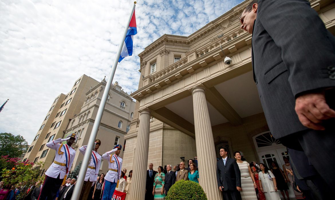 Bandeira de Cuba é hasteada no Departamento de Estado norte-americano (Agência Lusa/Direitos Reservados)