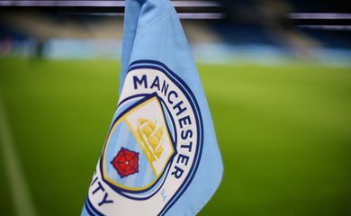 Distintivo do Manchester City no estádio do clube em Manchester