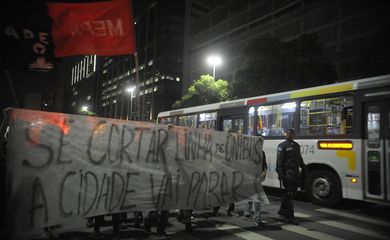 Rio de Janeiro - Grupo protesta em passeata no Centro contra corte das linhas de ônibus do transporte municipal a partir de 3 de outubro (Fernando Frazão/Agência Brasil)