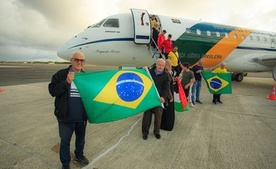 Brasileiros repatriados da Cisjordânia fizeram escala em Recife a caminho de Brasília