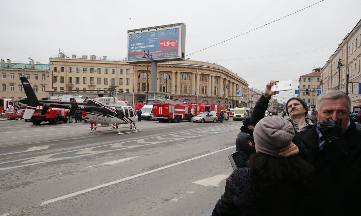 Helicópteros e ambulâncias do lado de fora da estação de metrô Tekhnologichesky Institute, em São Petersburgo, na Rússia, logo após a explosão que deixou ao menos dez mortos e mais de 30 feridos