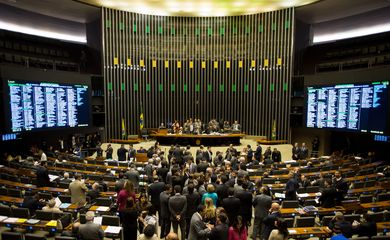 O presidente da Câmara dos Deputados, Eduardo Cunha, durante sessão de debate da proposta que cria lei de combate ao terrorismo (Marcelo Camargo/Agência Brasil)