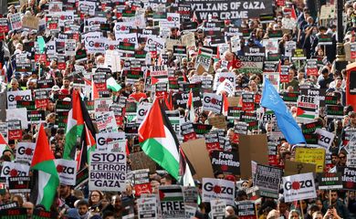 Manifestantes protestam, em Londres, em solidariedade aos palestinos em Gaza
21/10/2023
REUTERS/Hannah McKay