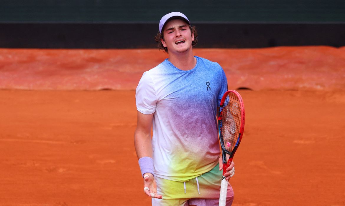 Tennis - French Open - Roland Garros, Paris, France - May 31, 2025  Brazil's Joao Fonseca reacts during his third round match against Britain's Jack Draper REUTERS/Denis Balibouse