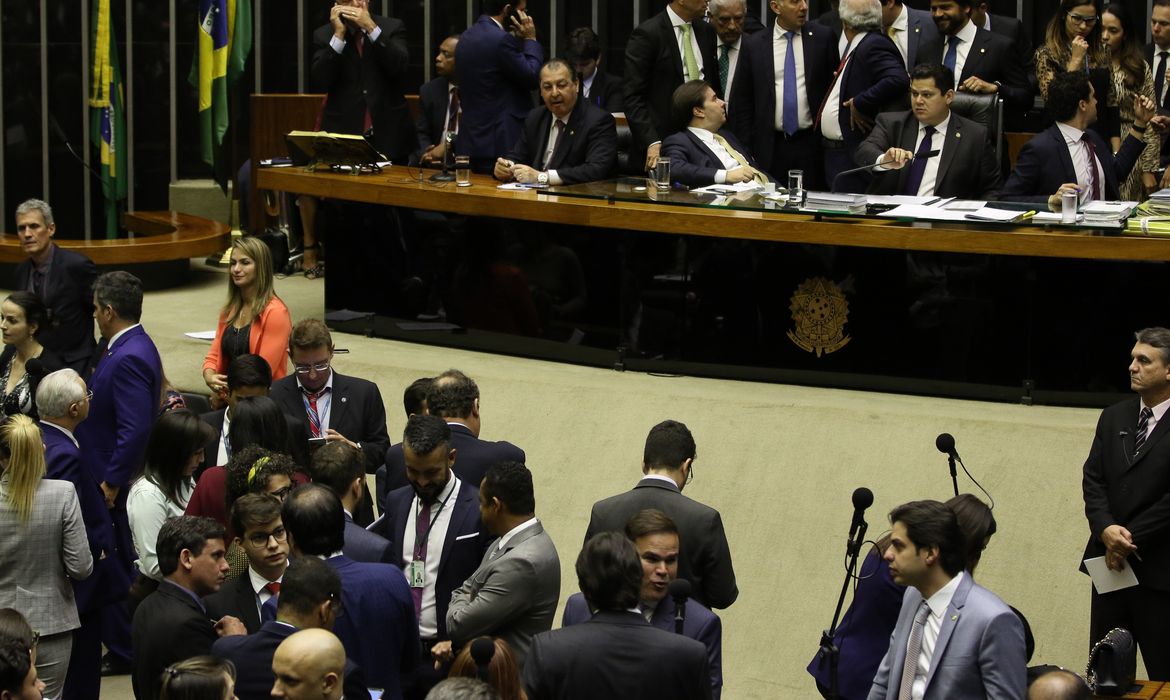 O Presidente do Congresso, Davi Alcolumbre, acompanhado do presidente da Câmara, Rodrigo Maia, preside sessão do Congresso Nacional para votar itens vetados de projetos de lei.
