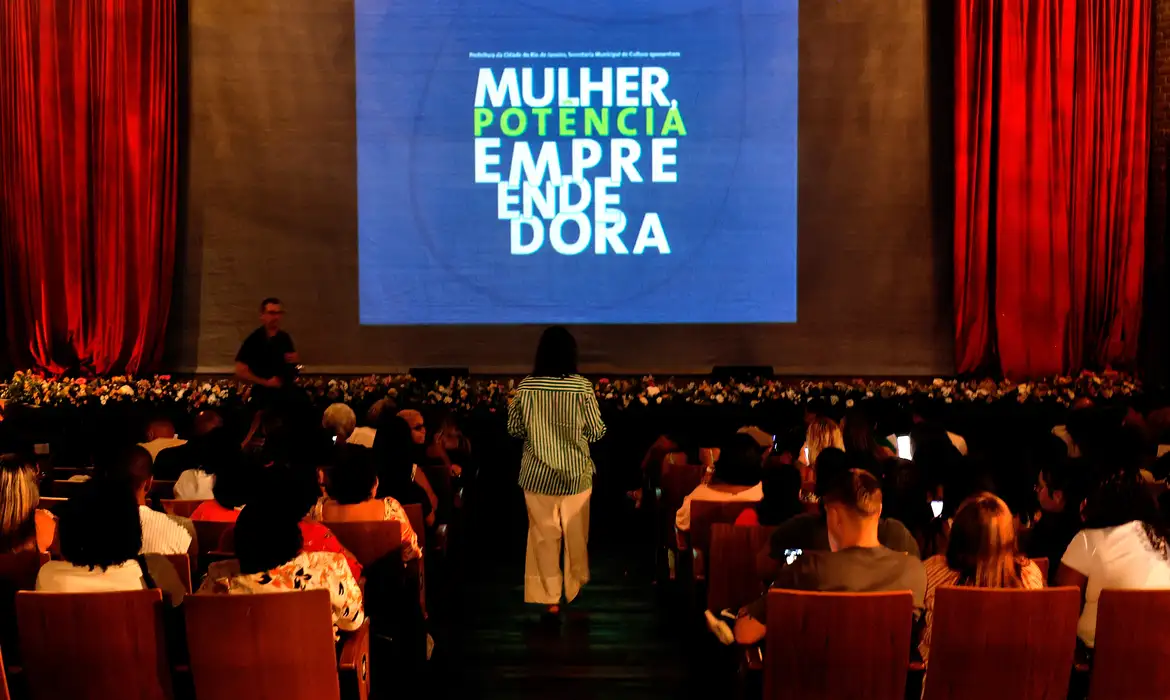 Rio de Janeiro (RJ), 18/09/2025 - Formatura de mulheres empreendedoras na periferia, no Teatro Bangu Shopping, zona oeste da cidade. O Projeto Mulher Potência Empreendedora, do Instituto da Providência, capacita mulheres para pequenos negócios em setores de gastronomia, moda e beleza. Foto: Tânia Rêgo/Agência Brasil
