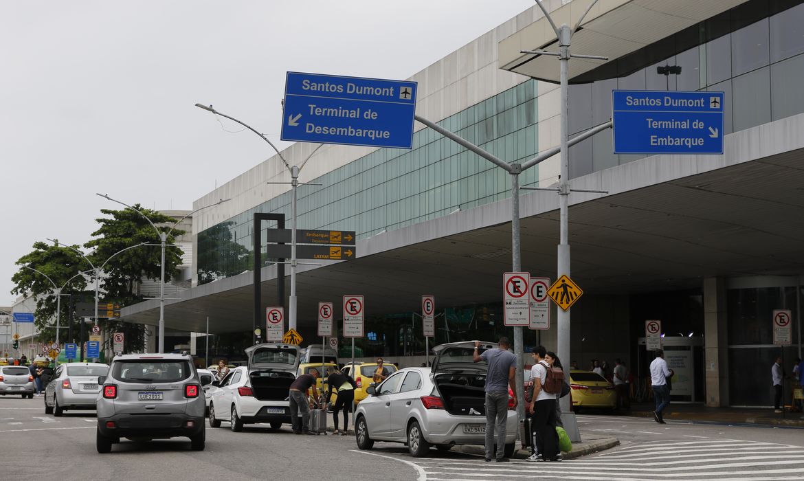 Movimento de passageiros no Aeroporto Santos Dumont no primeiro dia de greve dos aeronautas. 