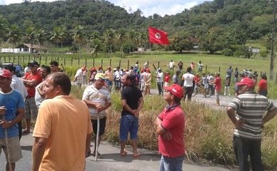 MST bloqueia rodovia em Pernambuco, em protesto contra impeachment