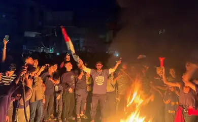 Palestinos reagem após o Hamas aceitar proposta de cessar-fogo do Egito e do Catar, em Rafah
06/05/2024
REUTERS/Doaa al Baz