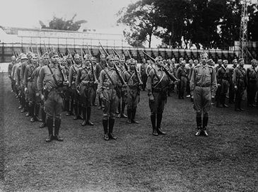 Revolução de 1932. Batalhão Esportista. Da esquerda para a direita, o primeiro da segunda fila é o jogador Arthur Friedenreich. São Paulo - SP