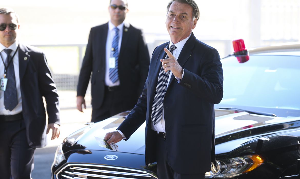 O presidente Jair Bolsonaro recebe cumprimentos e tira fotos na entrada do Palácio da Alvorada.
