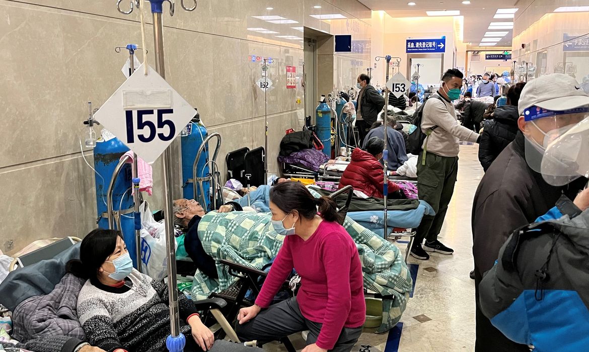 Pacientes são atendidos no corredor de hospital em Xangai, na China