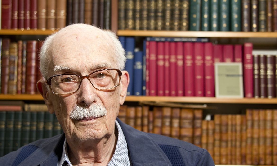 Escritor e sociólogo Antonio Candido morre em São Paulo aos 98 anos