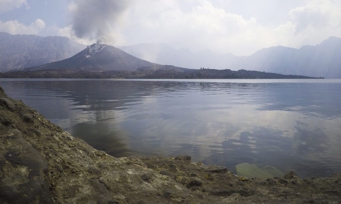 Monte Rinjani libera cinzas e prejudica funcionamento do aeroporto de Bali, na Indonésia