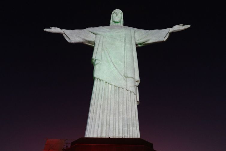 A estátua do Cristo Redentor, no Corcovado, ganha nova iluminação com tecnologia LED e controle informatizado.