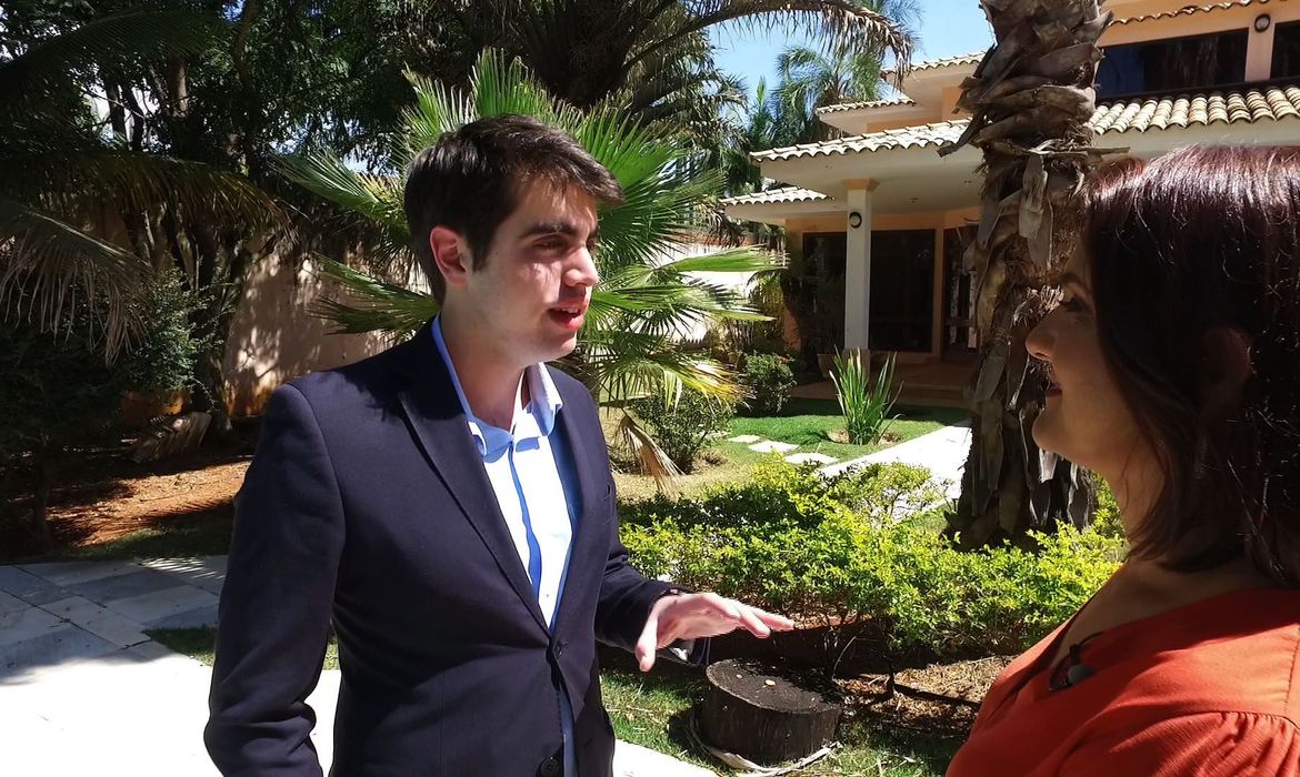O advogado Mateus Costa Ribeiro, de 19 anos, concede entrevista