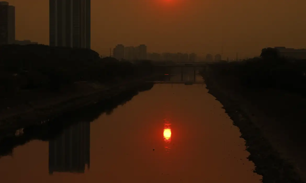 São Paulo (SP), 13/09/2024 - Poluição e qualidade do ar ruim na cidade de São Paulo, vista desde o Rio Tietê.

Foto: Paulo Pinto/Agencia Brasil