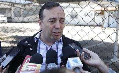 O deputado delegado, Fernando Francischini, concede entrevista aos jornalistas