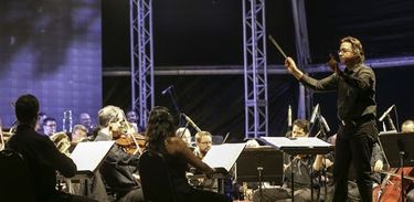 Cláudio Cohen rege a Orquestra Sinfônica do Teatro Nacional Claudio Santoro (OSTNCS) 