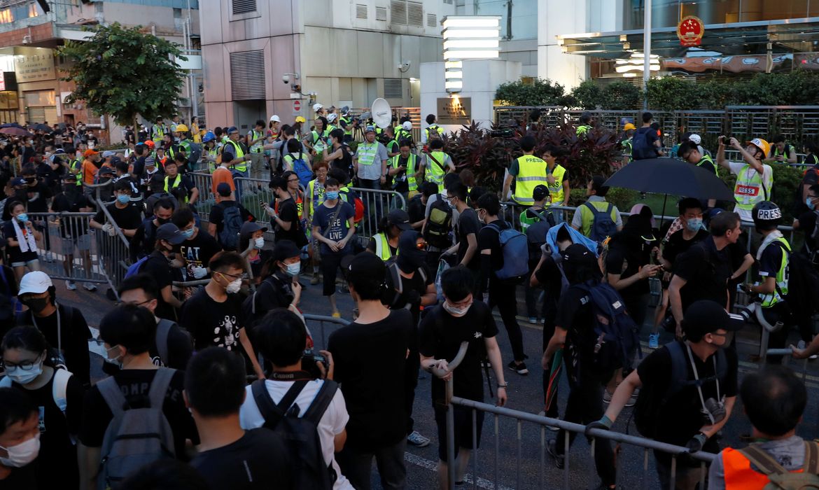 Metrô, Hong Kong, Protestos. 
REUTERS/Tyrone Siu