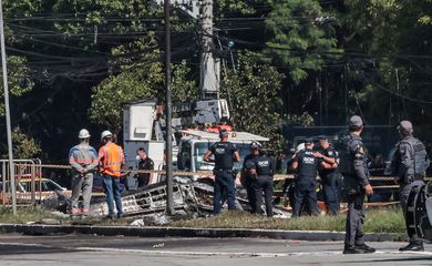 São Paulo (SP) 07/02/2025 - Acidente envolvendo um avião de pequeno porte que caiu na avenida Marquês de São Vicente, após decolar do Campo de Marte.
Foto: Paulo Pinto/Agência Brasil