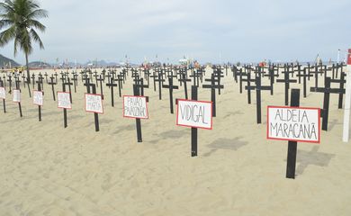 Moradores de comunidades removidas realizam protesto na praia de Copacana, zona sul do Rio (Tomaz Silva/Agência Brasil)