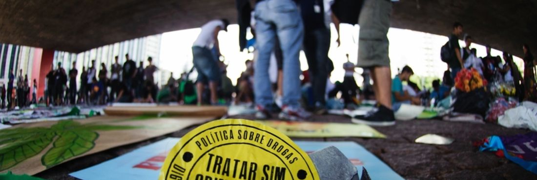 Manifestantes realizam a Marcha da Maconha na Avenida Paulista