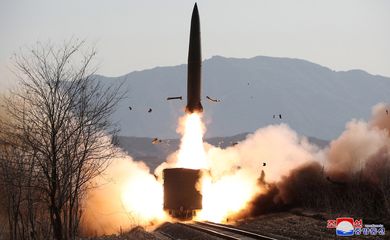 Coreia do Norte usou míssil ferroviário no teste de sexta-feira -KCNA
