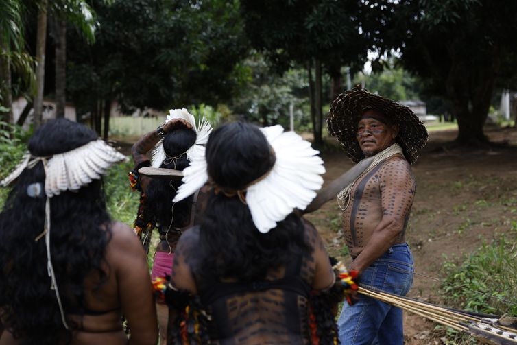 Juara (MT), 08/04/2025 – Indígenas do Povo Rikbaktsa com o cacique Francisco, na aldeia Pé de Mutum, Terra Indígena Japuíra. Foto: Fernando Frazão/Agência Brasil