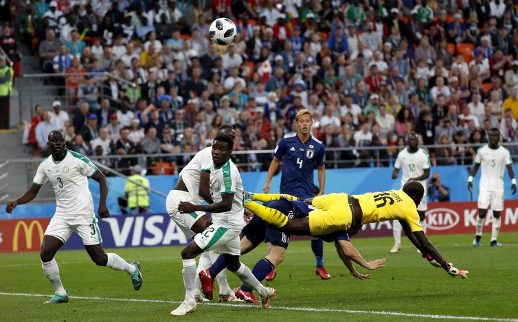Ekaterinburg (Russian Federation), 24/06/2018.- Goalkeeper Khadim N'Diaye of Senegal fails to clear the ball while Keisuke Honda (back) of Japan looks on during the FIFA World Cup 2018 group H preliminary round soccer match between Japan and