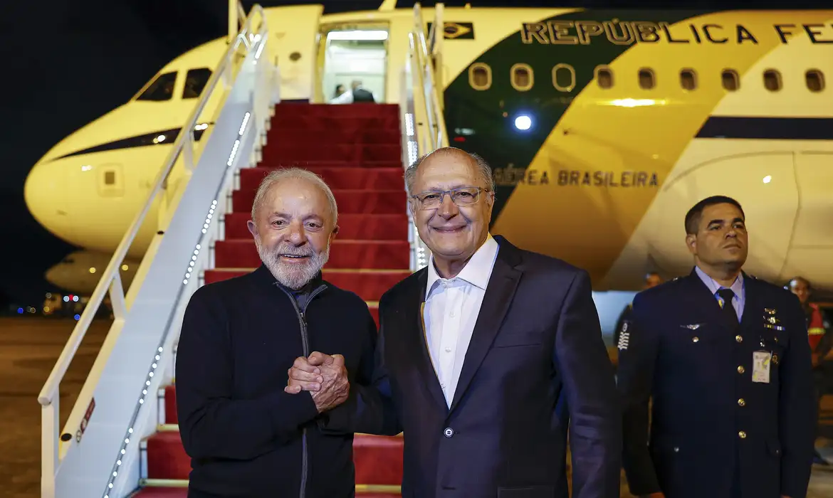 Presidente da República, Luiz Inácio Lula da Silva, acompanhado do Vice-presidente e ministro da Industria e comercio, Geraldo Alckmin durante partida para Casablanca.
Base Aérea de Brasília.

Foto: Ricardo Stuckert / PR