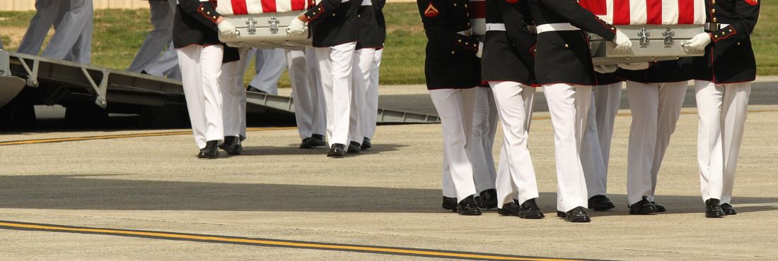 Corpo de embaixador e funcionários mortos em ataque chegam aos EUA