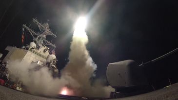 Estados Unidos lançam ataque contra base aérea do governo sírio