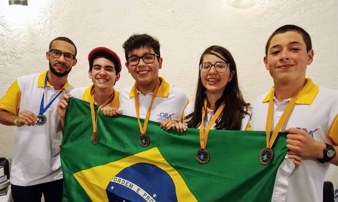 Eugênio Reis): Gabriel, Bismarck, Caio, Sarah e Fabrizio,equipe brasileira na OLAA 