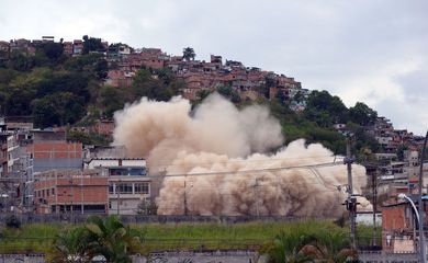 O prefeito MArcelo Crivella aciona o botão para a implisão do antigo prédio do Ministério da Fazenda, na Mangueira.