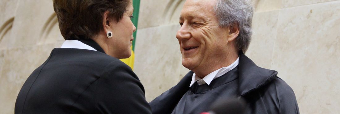 Presidenta da República, Dilma Rousseff cumprimenta o vice-presidente do STF, ministro Ricardo Lewandowski