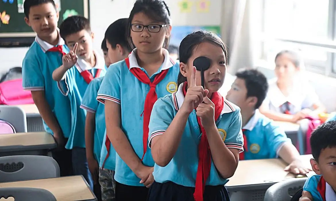 Aluna testa visão em escola primária na vila de Donglin, na cidade de Huzhou, Província de Zhejiang, leste da China, em 5 de junho de 2023. Foto: Xinhua/Xu Yu