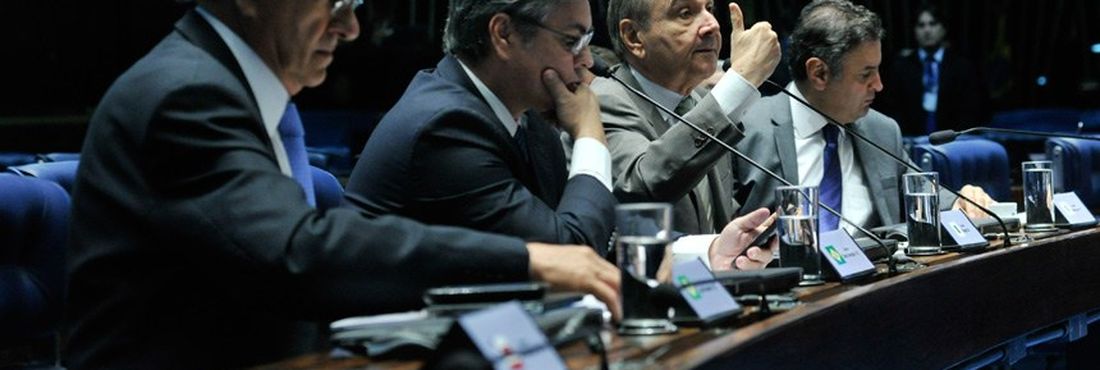 No plenário do Senado, os senadores Ronaldo Caiado, Cássio Cunha Lima, José Agripino, em pronunciamento, e Aécio Neves