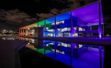 27/06/2023 - Brasília - Orgulho LGBTQIA+: Palácio do Planalto é iluminado com cores da bandeira que representa diversidade. Foto: Rafa Neddermeyer/Agência Brasil