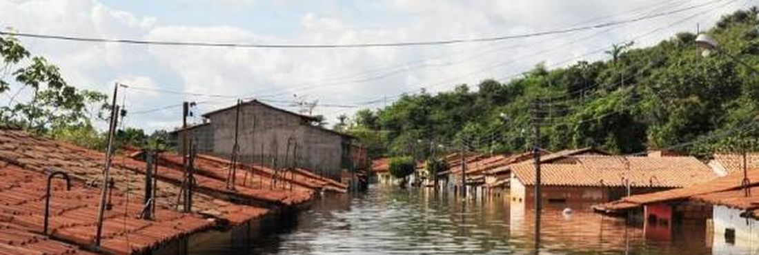 Enchentes provocadas pelas chuvas deixaram 1,4 milhões de pessoas deabrigadas,segundo IBGE