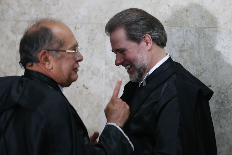 O ministro do STF Gilmar Mendes cumprimenta o novo presidente do Supremo Tribunal Federal (STF), ministro Dias Toffoli, durante sessão solene de posse.