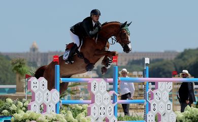 Paris 2024 Olympics - Equestrian - Jumping Individual Qualifier - Chateau de Versailles, Versailles, France - August 05, 2024. Rodrigo Pessoa of Brazil riding Major Tom in action. Reuters/Zohra Bensemra/Proibida reprodução