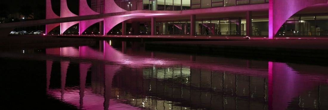 Durante todo o mês de outubro, o Palácio do Planalto, em Brasília, será iluminado de rosa. A medida visa incentivar o exame preventivo do câncer de mama.