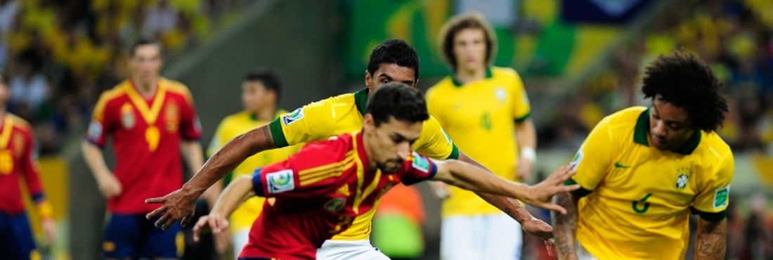 Brasil e Espanha disputam a taça da Copa das Confederações, no Maracanã.