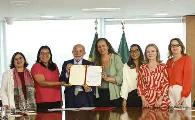 Brasília (DF), 24/04/2025 - O presidente Luiz Inácio Lula da Silva durante cerimônia de sanção de projetos de lei: O primeiro projeto (PL 370/2024) é sobre violência com uso da inteligência artificial; outro institui a monitoração eletrônica de agressores (PL 5.427/2023) e, o terceiro, proíbe discriminação em bolsas acadêmicas (PL 475/2024). Foto: Marcelo Camargo/Agência Brasil