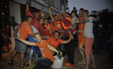 Torcedores da Holanda comemoram a vitória sobre a Espanha